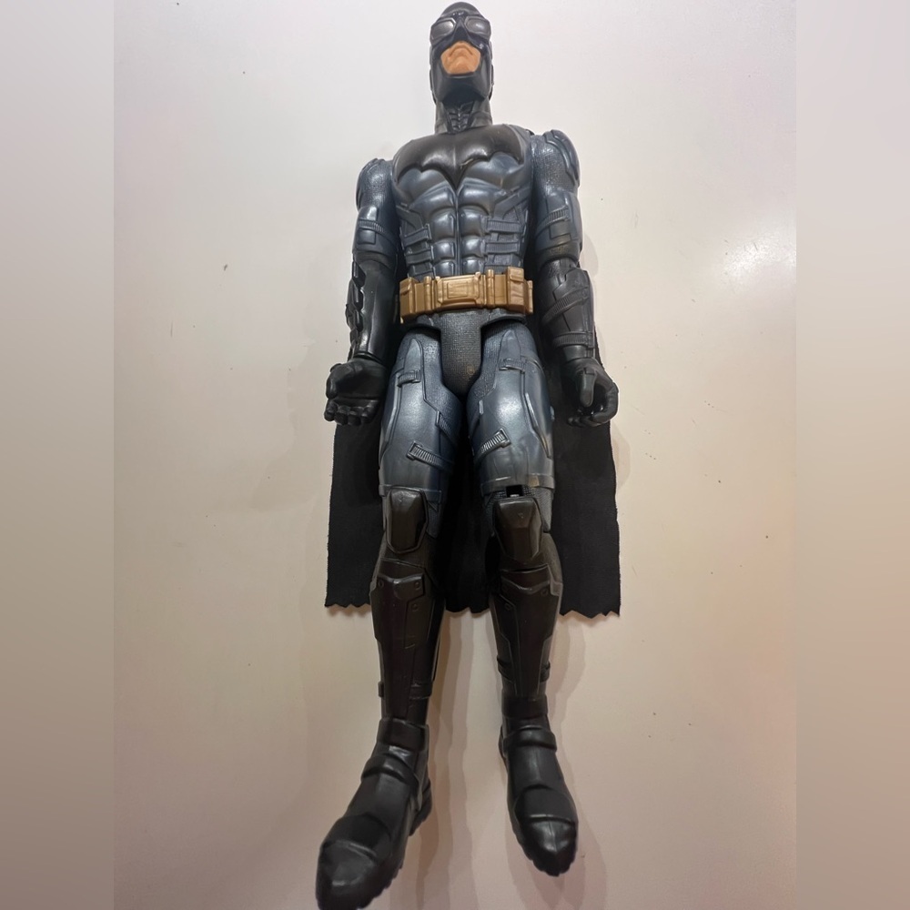 BATMAN 2016 MATTEL 11.5” ACTION FIGURE W/GOOGLES & CAPE & GOLD BELT